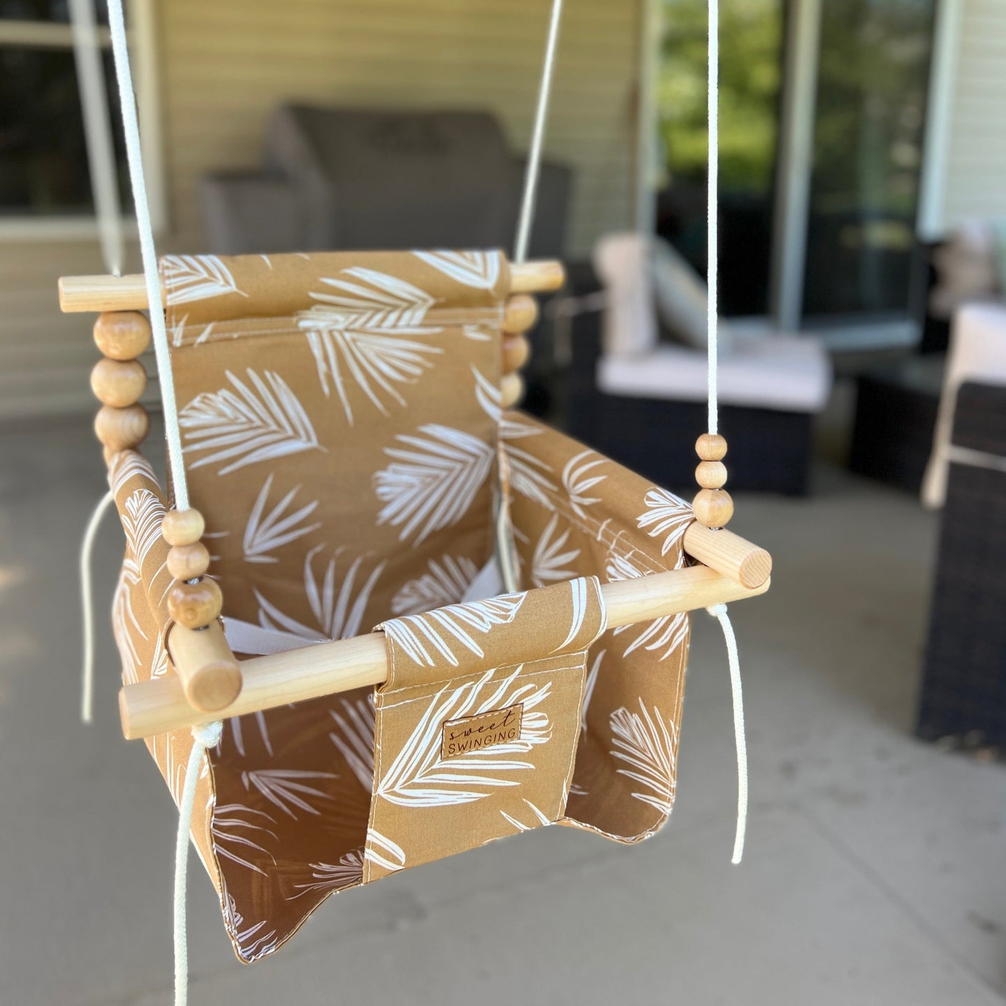 Outdoor High Back Swing – Nutmeg Leaf